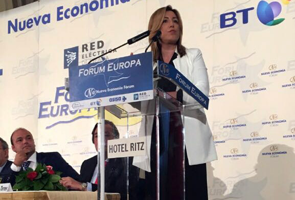 Susana Díaz, durante su conferencia en el Fórum Europa, en el que ha sido presentada por el economista José Carlos Díez