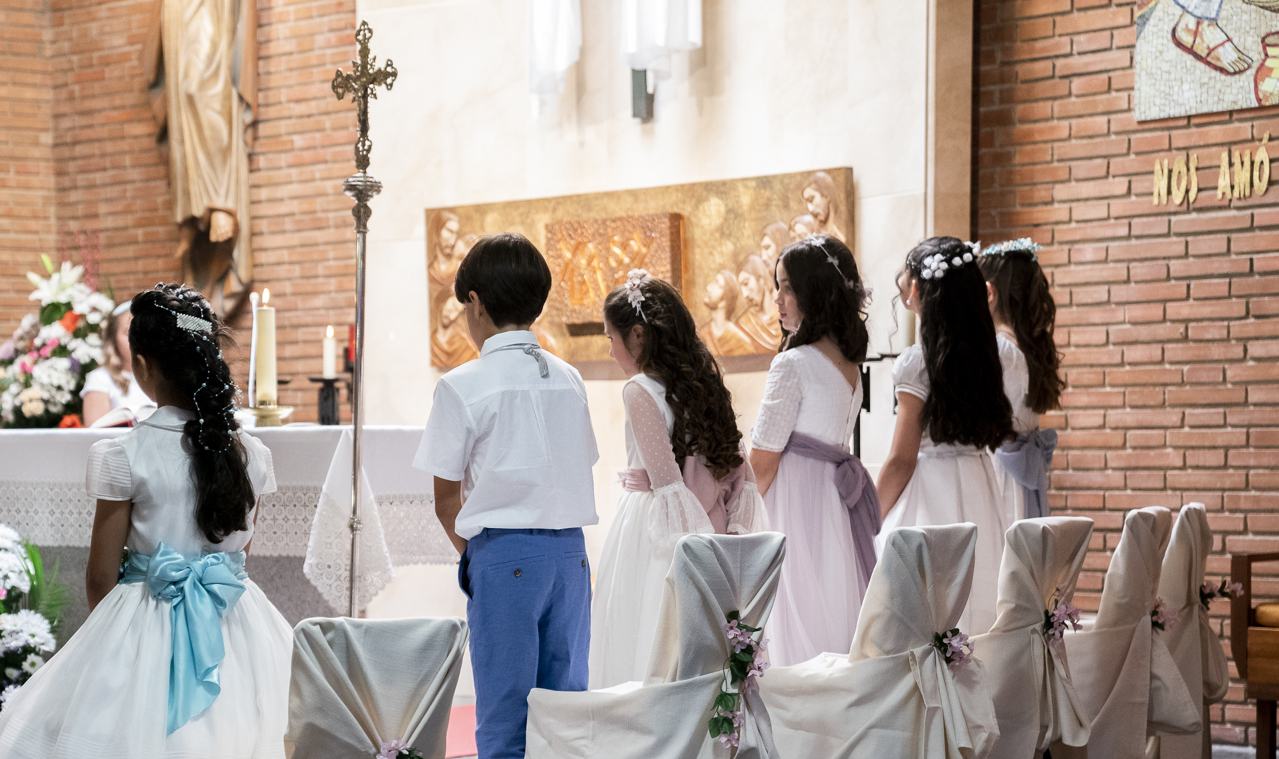 Un grupo de niños se prepara para tomar la Primera Comunión en la iglesia del Colegio Cristo Rey. EP