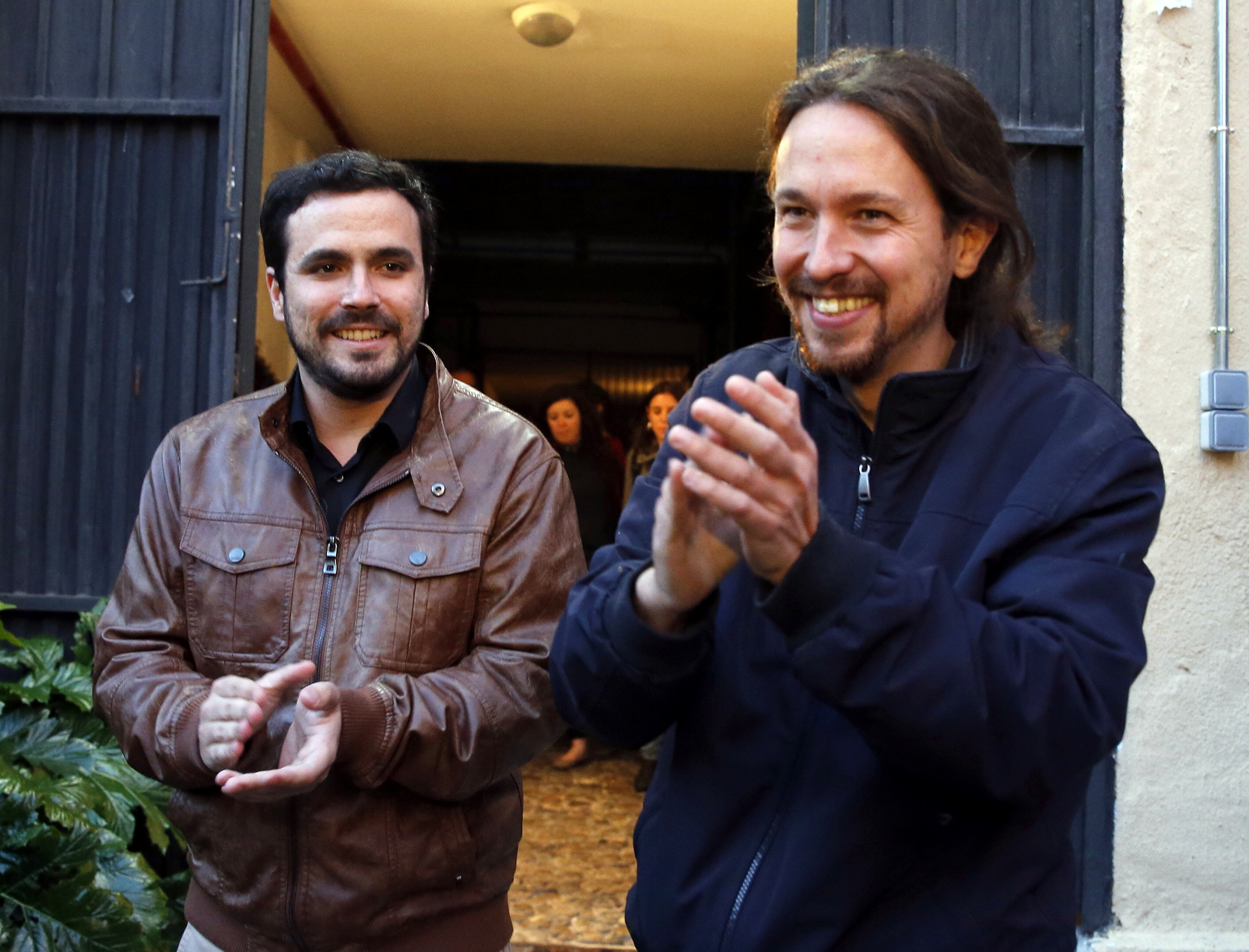 Los líderes de Podemos, Pablo Iglesias (d), y de Izquierda Unida, Alberto Garzón (i).