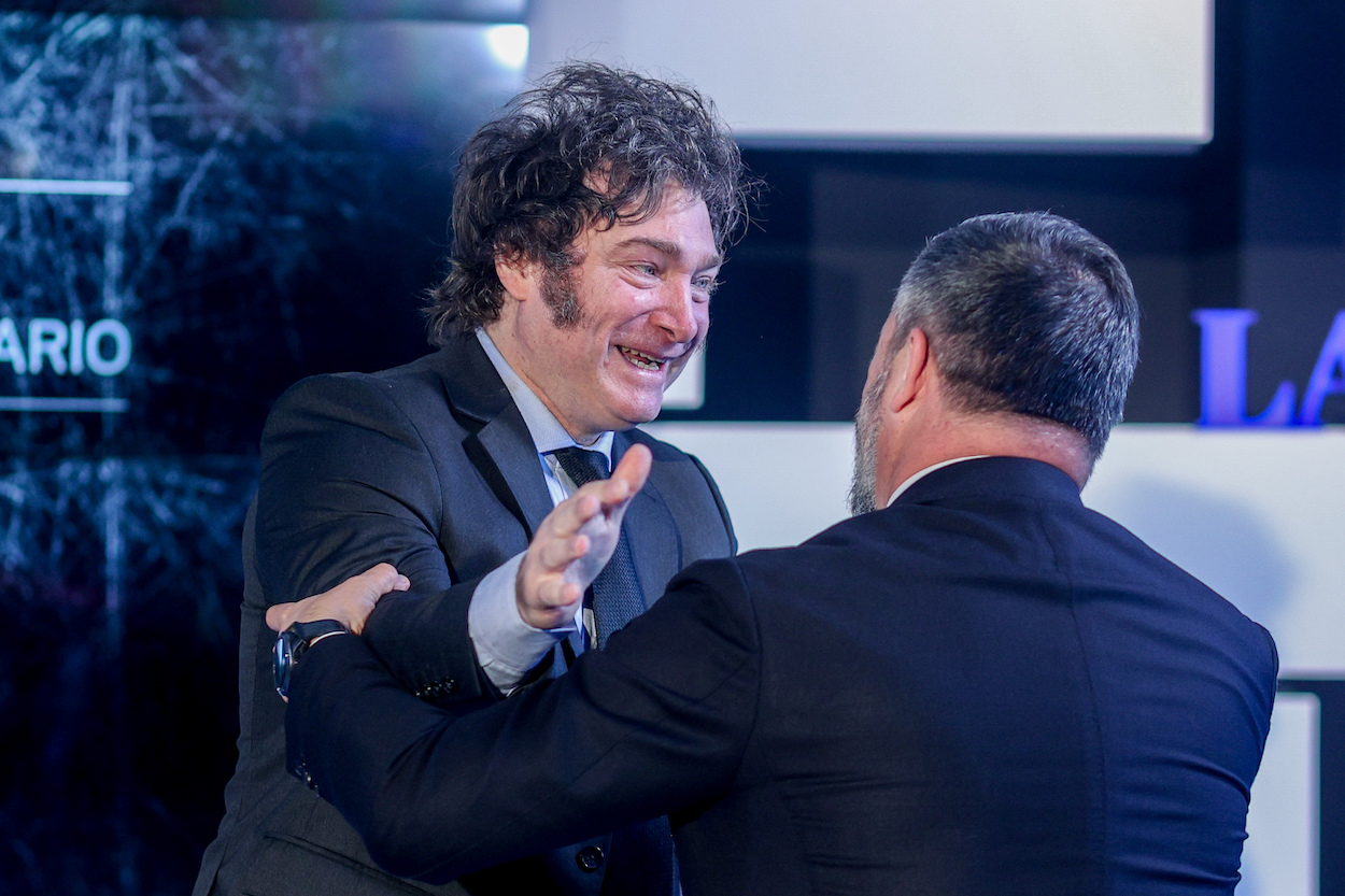 El presidente de la Nación de Argentina, Javier Milei (i), saluda al presidente de Vox, Santiago Abascal (d) durante la presentación de su libro ‘El camino del libertario’, en `La Razón´.