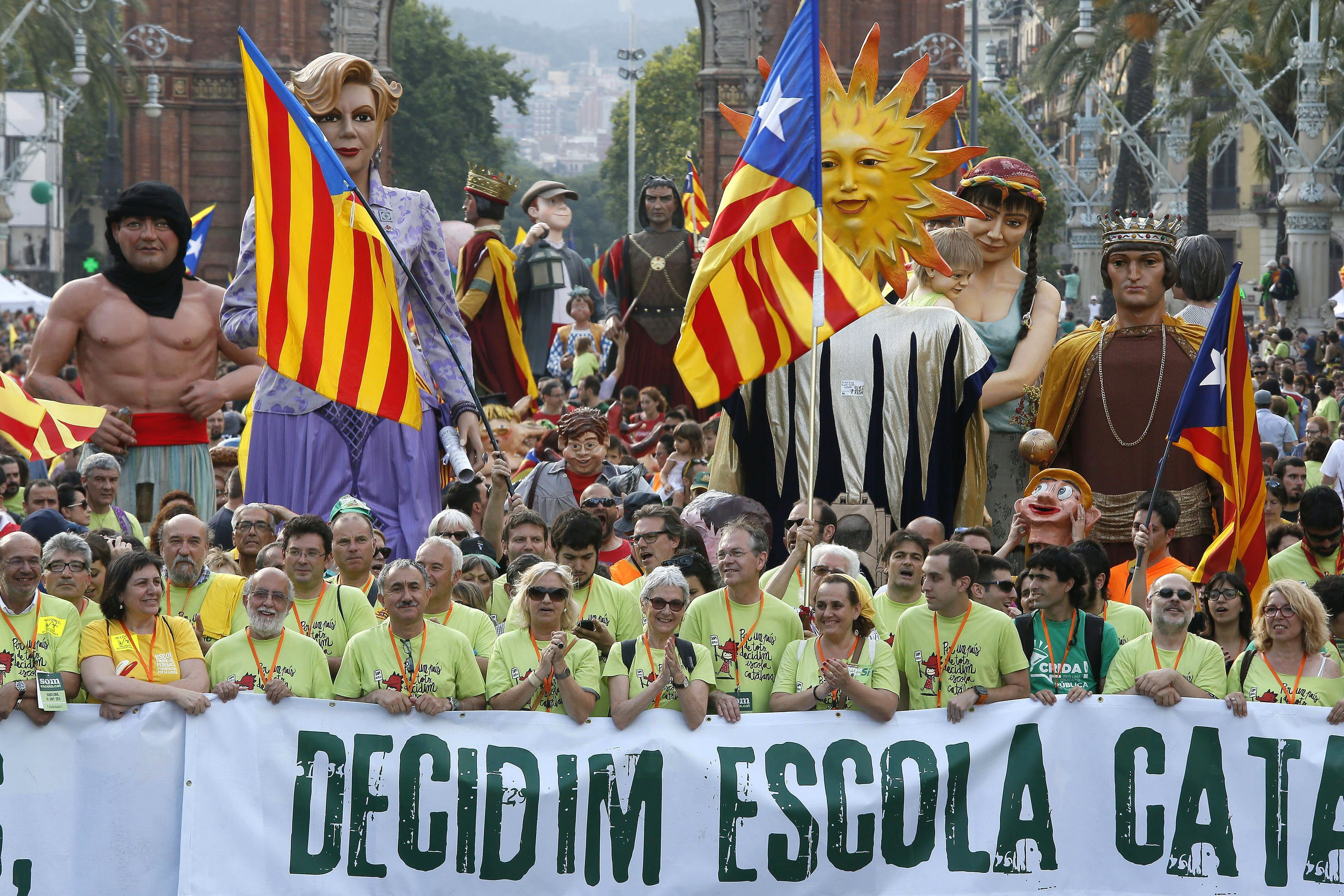 Pancarta de cabecera de la manifestación en Barcelona, a su paso por el Arco del Triunfo, en defensa de una escuela en catalán. 