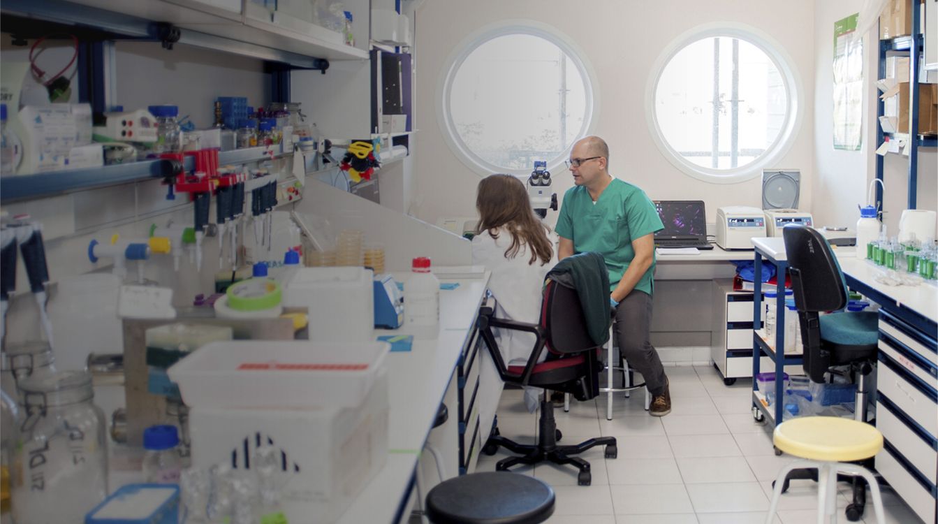 Daniel López y una compañera de su equipo de investigación en el laboratorio