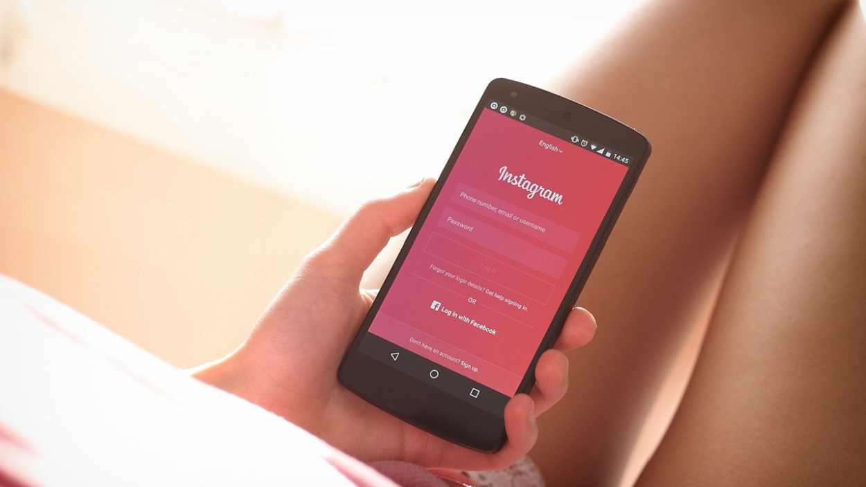 Imagen de recurso de una persona usando Instagram. Pixabay.