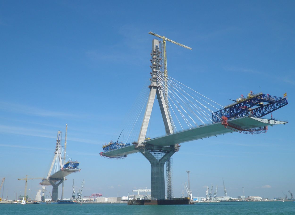 Imagen de archivo de la construcción del Puente de la Constitución, el de mayor longitud de España