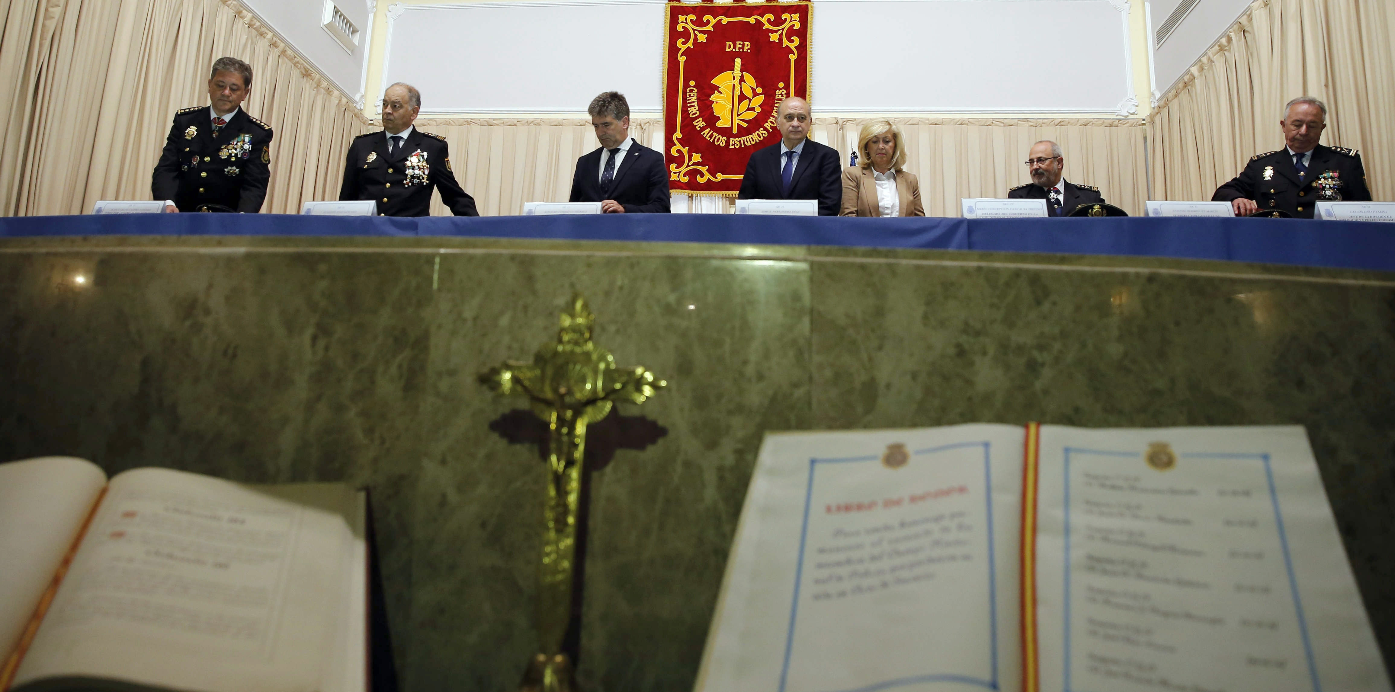 El ministro del Interior, Jorge Fernández Díaz (c), el director general de la Policía Nacional, Ignacio Cosidó (3i) y la delegada del Gobierno en Madrid, Concepción Dancausa.