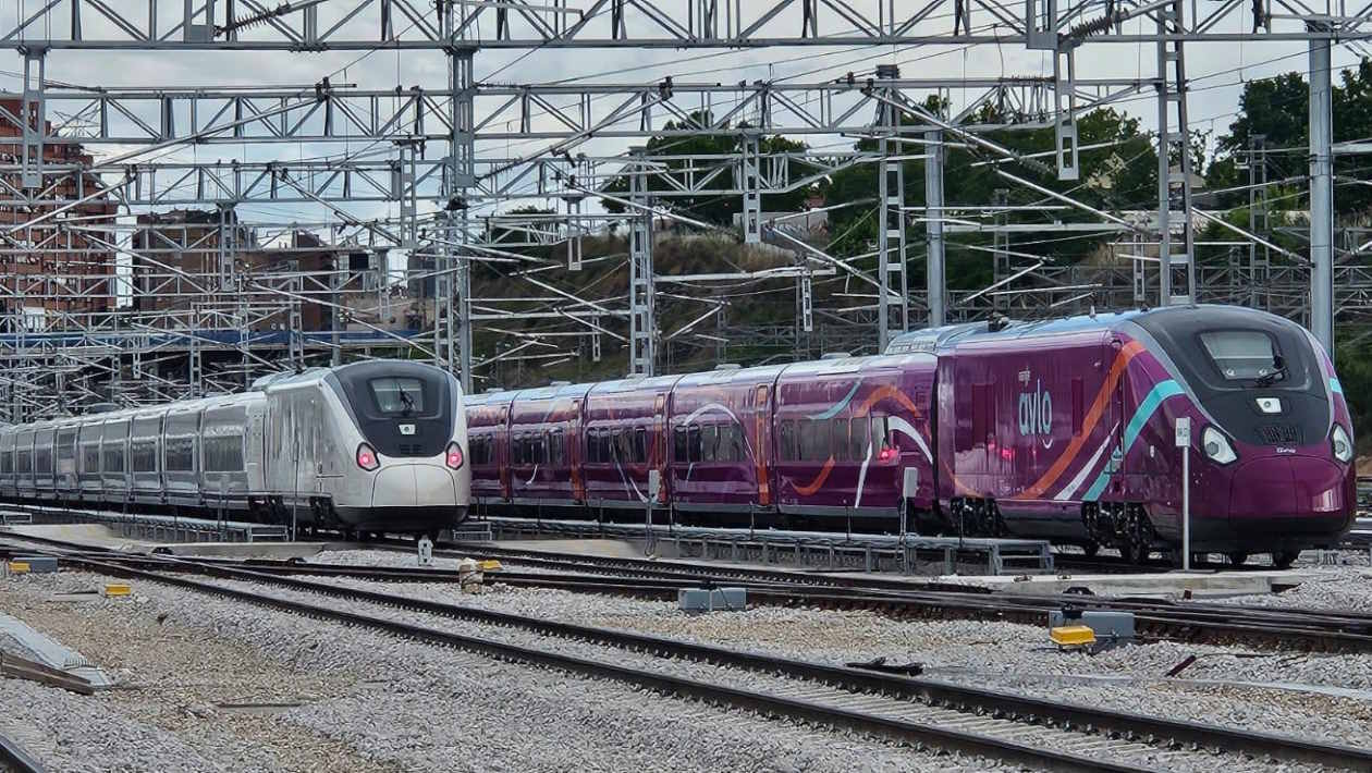 Varios trenes de Renfe en la estación