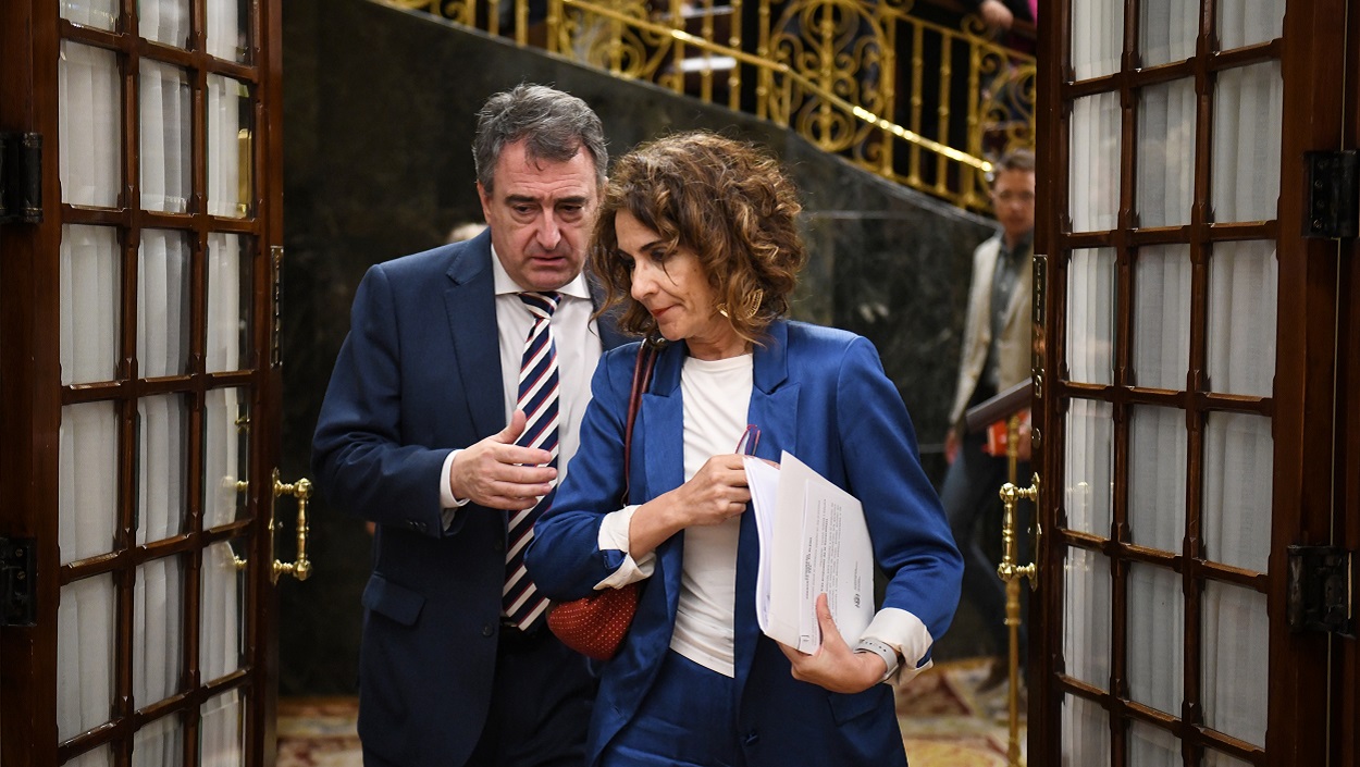 Aitor Esteban y María Jesús Montero saliendo juntos del salón de plenos del Congreso. EP