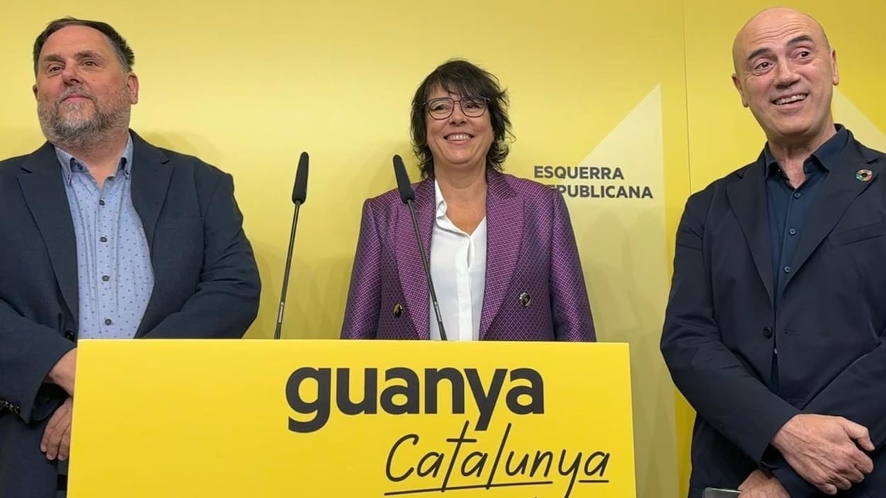 La candidata de ERC, Diana Riba, con el número dos, Tomàs Molina, y el presidente del partido, Oriol Junqueras. EP. 