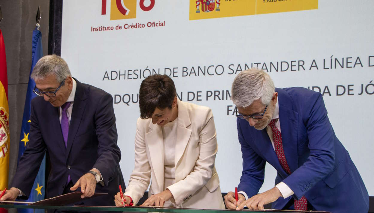 El presidente del ICO, José Carlos García de Quevedo; la ministra de Vivienda y Agenda Urbana, Isabel Rodríguez, y el consejero delegado de Santander España, Ángel Rivera, durante la firma del convenio