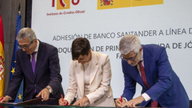 El presidente del ICO, José Carlos García de Quevedo; la ministra de Vivienda y Agenda Urbana, Isabel Rodríguez, y el consejero delegado de Santander España, Ángel Rivera, durante la firma del convenio