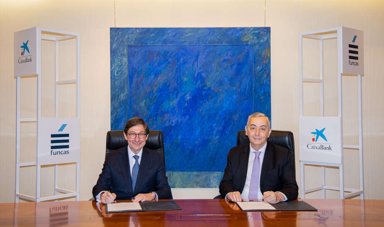El presidente de CaixaBank, José Ignacio Goirigolzarri, y el director general de la Fundación de los Bancos y Cajas de CECA (Funcas), Carlos Ocaña