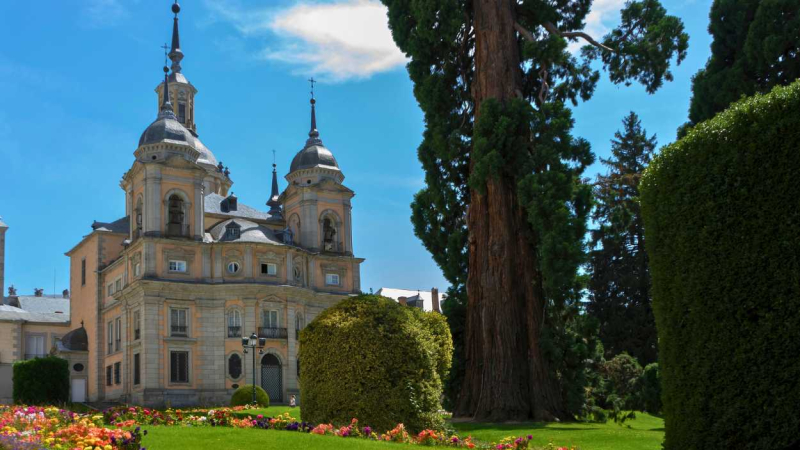 Vista de la Real Colegiata de la Santísima Trinidad de La Granja de San Ildefonso en Segovia. Vista de la Real Colegiata de la Santísima Trinidad de La Granja de San Ildefonso en Segovia.