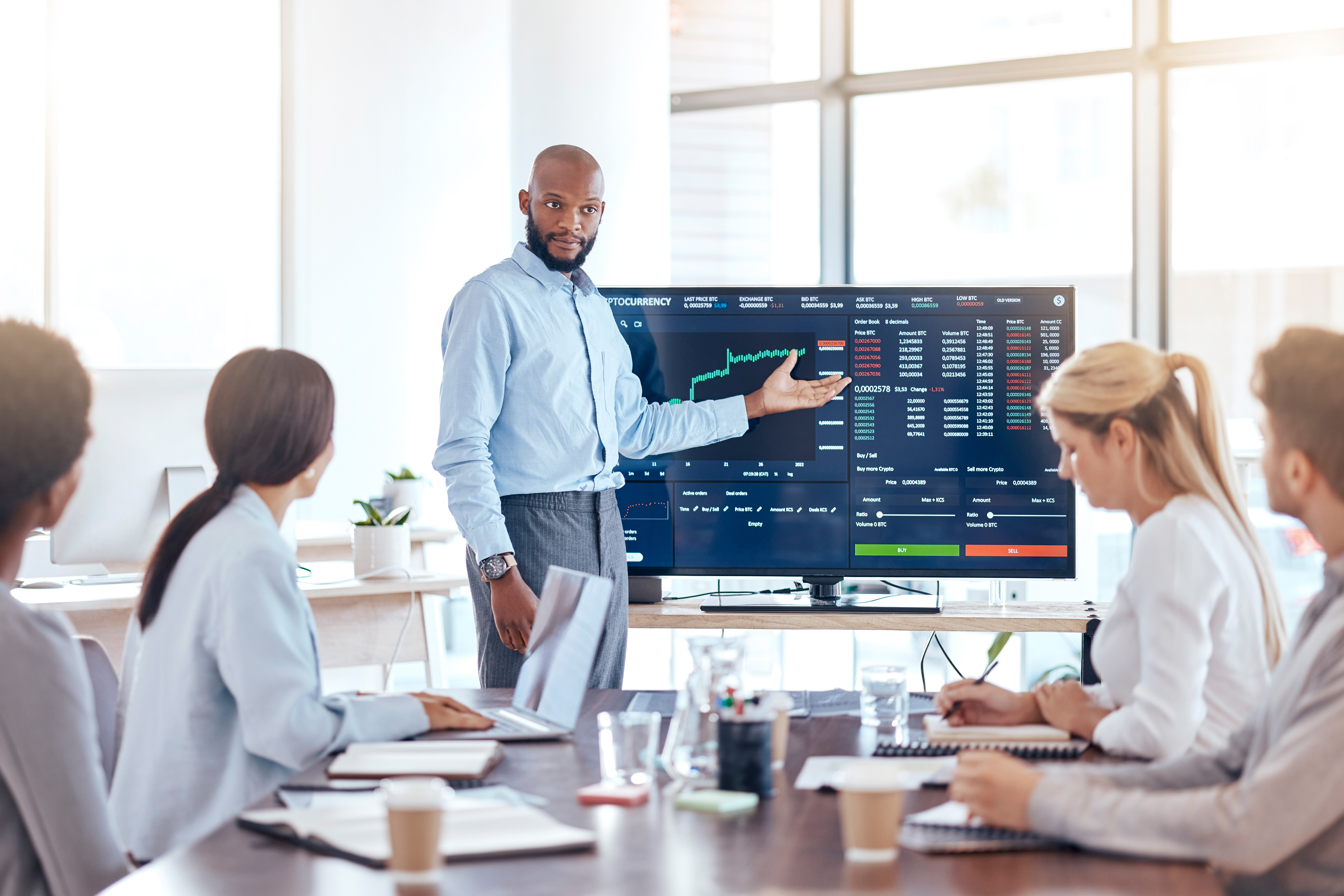 Hombre informando en una reunión sobre como invertir en ETF