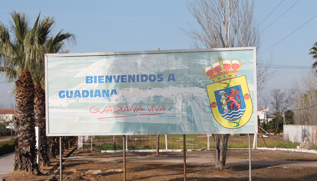 Cartel que te da la bienvenida al pueblo Guadiana del Caudillo