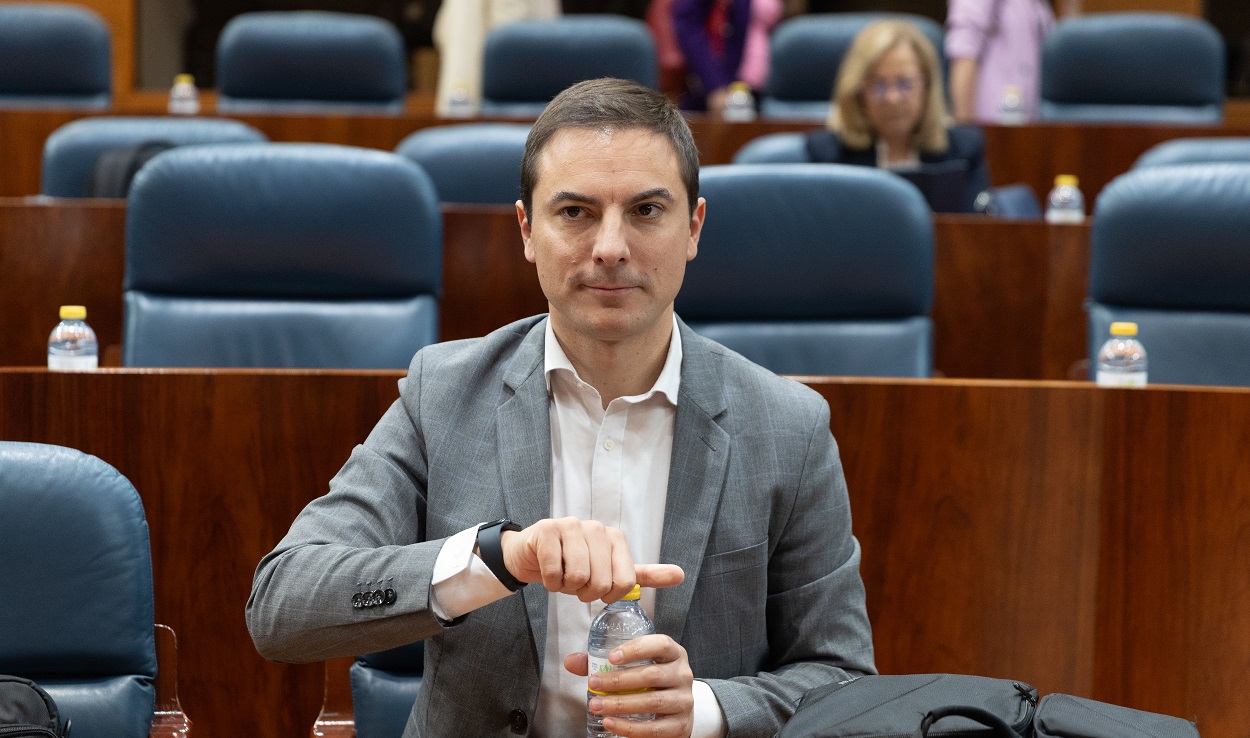 Juan Lobato en el pleno de la Asamblea de Madrid. EP