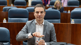 Juan Lobato en el pleno de la Asamblea de Madrid. EP