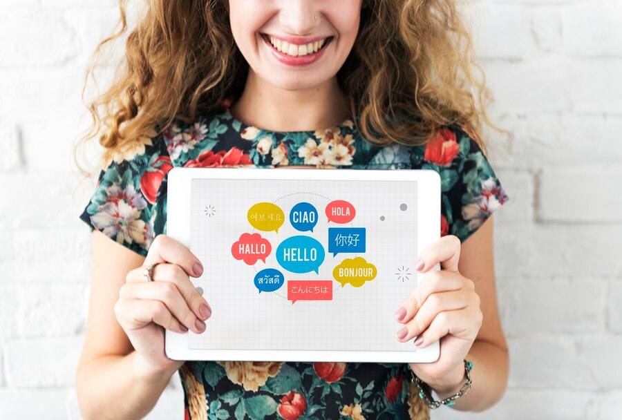 NIña enseñando tablet 