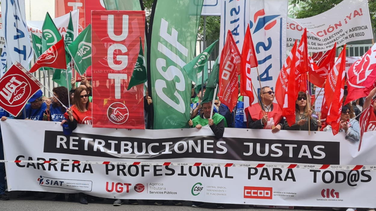 Los sindicatos de la Agencia Tributaria amenazan la campaña de la renta presencial. EP.