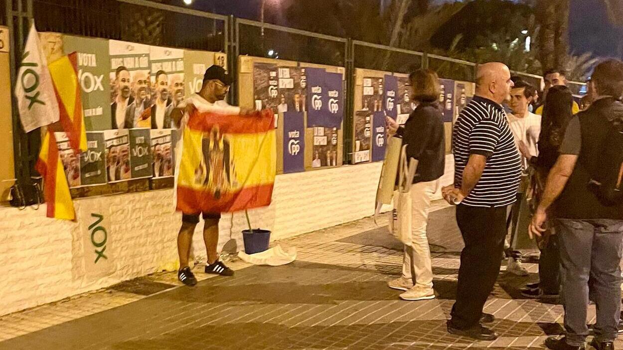 Polémico inicio de campaña en Elche: un simpatizante de Vox saca la bandera franquista en la pegada de carteles. EP