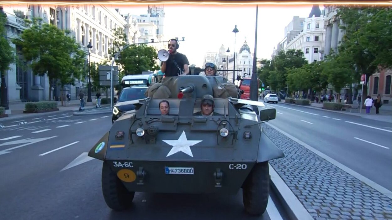 Un tanque de la II Guerra Mundial en Gran Vía: de pasar la ITV en A Coruña a 'La Resistencia'. Movistar+