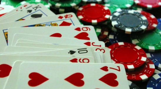 Una baraja de póker y varias chips, en una imagen de Viri G.