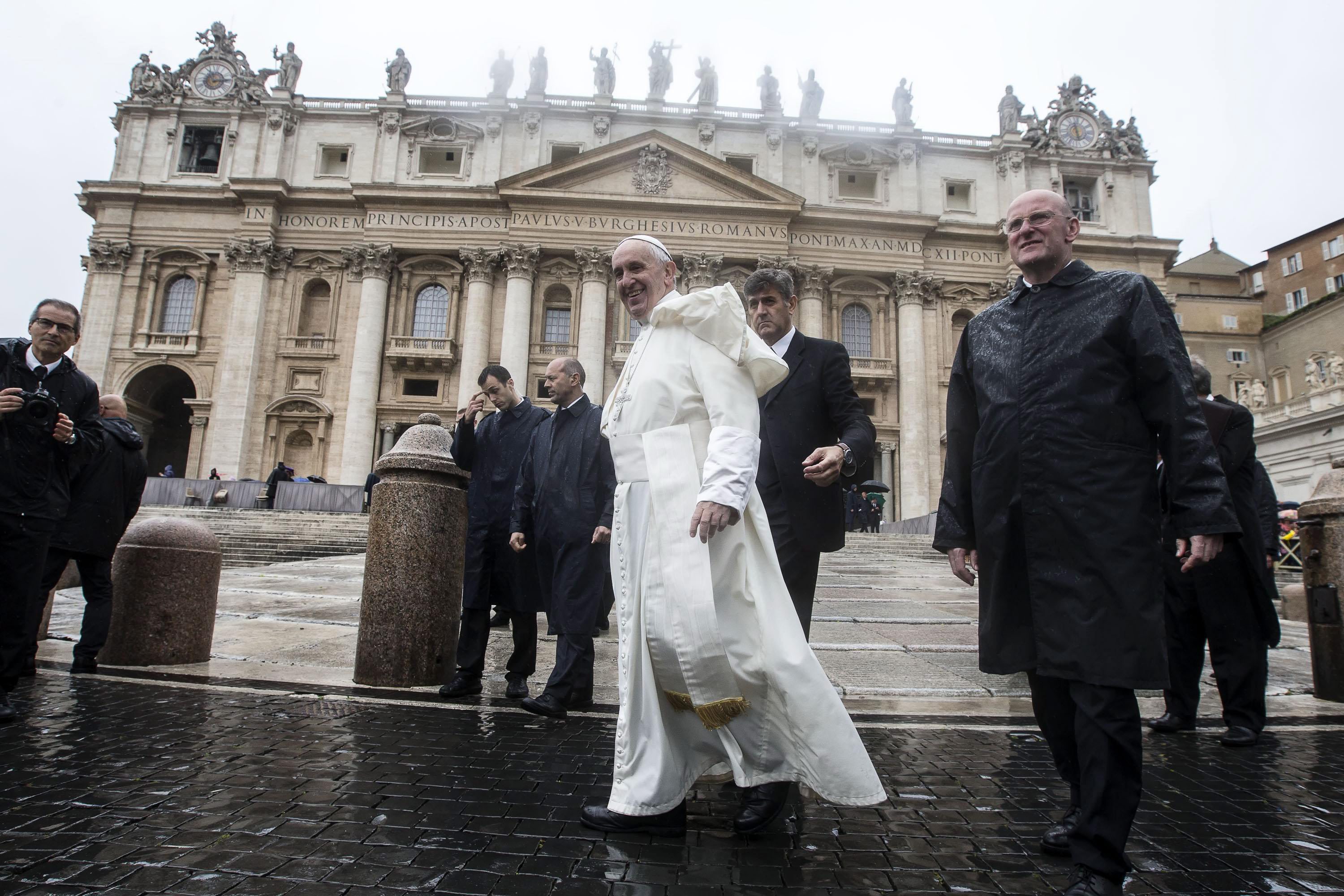 El papa Francisco (C) durante una audiencia para el Año Santo de la Merced, en la plaza de San Pedro , Ciudad del Vaticano. 