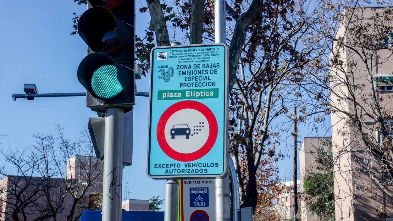 Cartel de Zona de Bajas Emisiones en Plaza Elíptica, Madrid. EP.