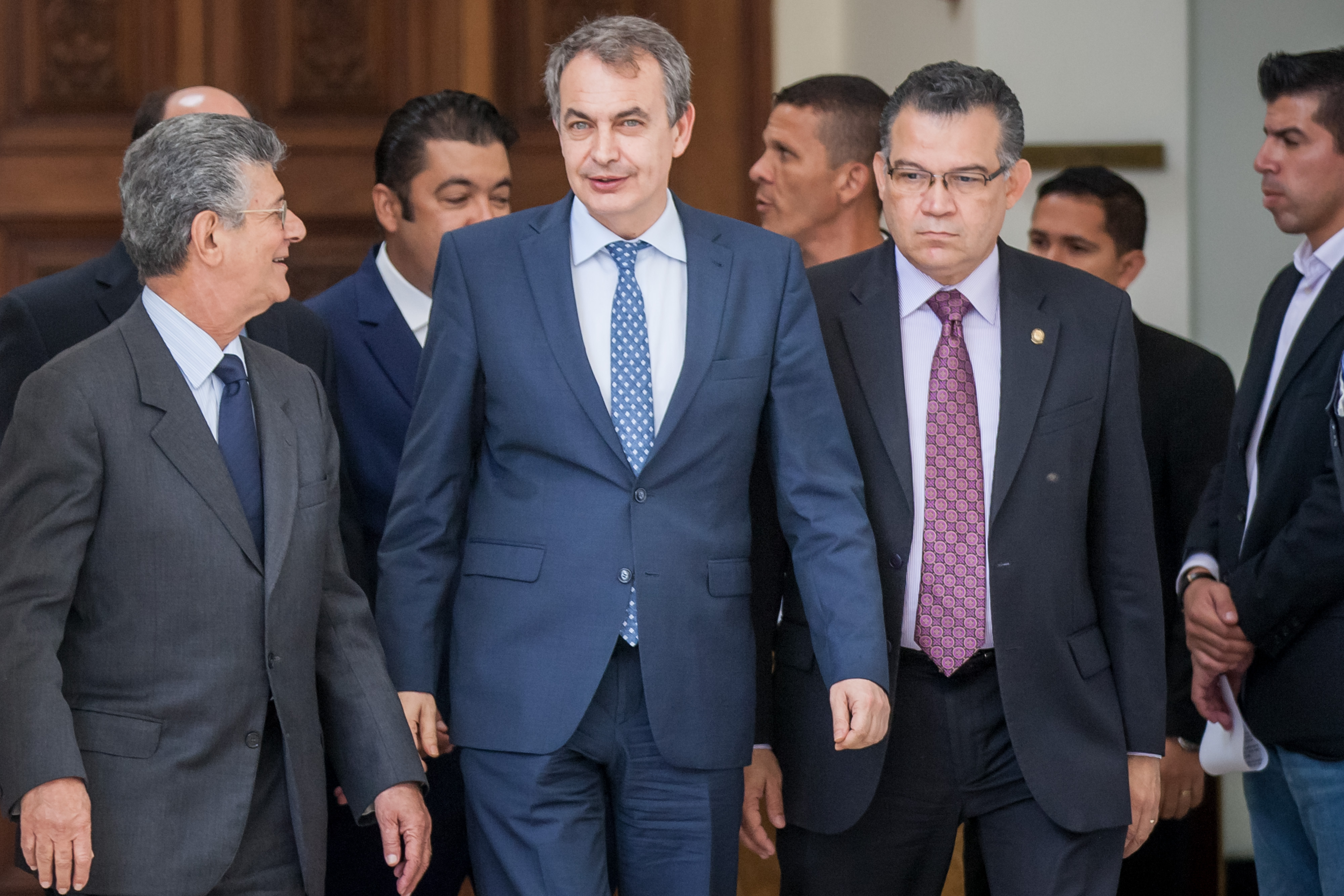 El expresidente de España Jose Luis Zapatero (c) sale de una reunión, acompañado del presidente de la Asamblea Nacional de Venezuela, Henry Ramos Allup (i) hoy, jueves 19 de mayo del 2016, en Caracas (Venezuela).
