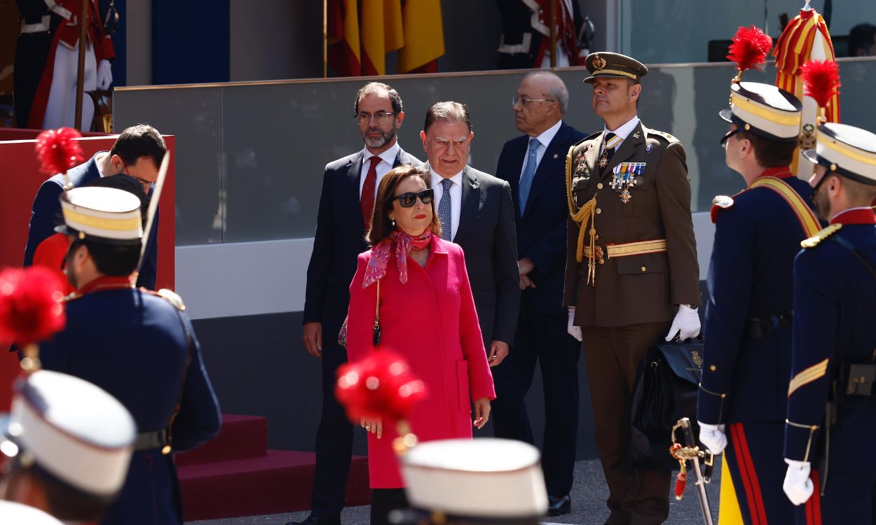 La ministra de Defensa, Margarita Robles (c), a su llegada al desfile militar con motivo del día de las fuerzas armadas, a 25 de mayo de 2024, en Oviedo, Asturias (España). 