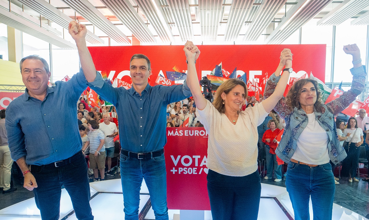 El secretario general del PSOE-A, Juan Espadas, el presidente del Gobierno, Pedro Sánchez, la candidata socialista a las europeas, Teresa Ribera, y la ministra de Hacienda, María Jesús Montero. EP