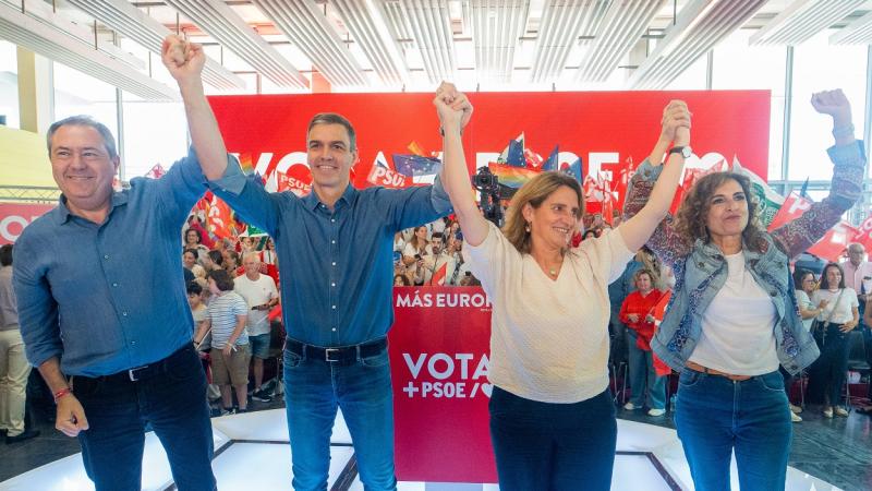 El secretario general del PSOE-A, Juan Espadas, el presidente del Gobierno, Pedro Sánchez, la candidata socialista a las europeas, Teresa Ribera, y la ministra de Hacienda, María Jesús Montero. EP