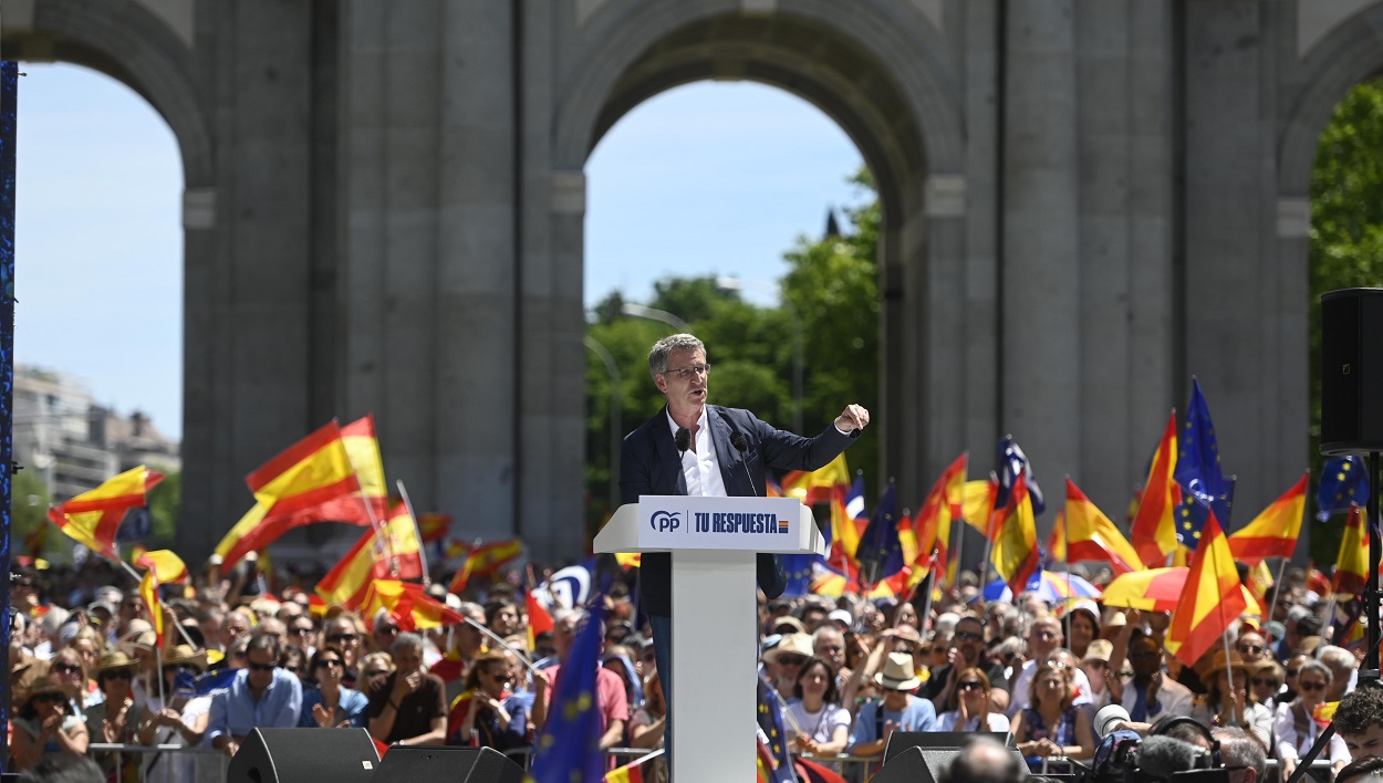 El presidente del PP, Alberto Núñez Feijóo, en la Puerta de Alcalá. EP