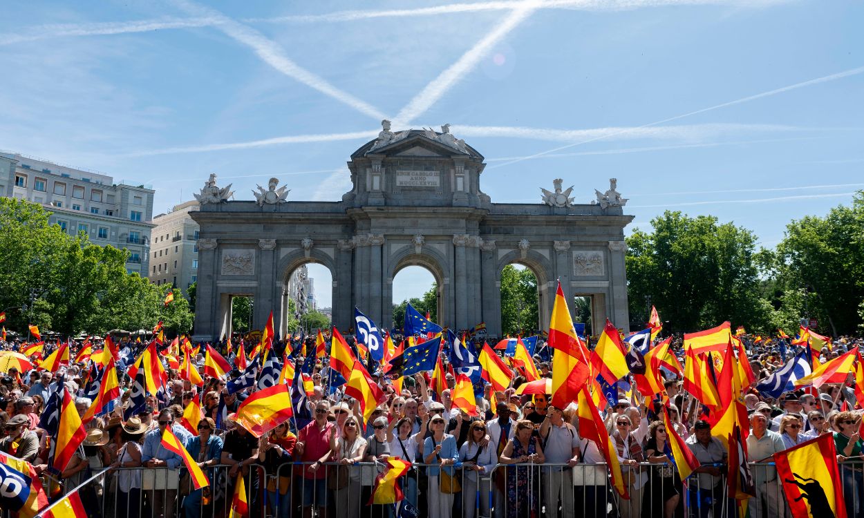 Decenas de personas durante una manifestación del PP, en la Puerta de Alcalá, a 26 de mayo de 2024, en Madrid (España). EP