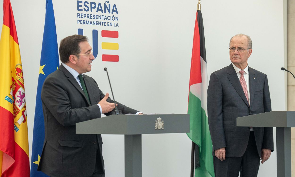 El ministro de Asuntos Exteriores, Unión Europea y Cooperación, José Manuel Albares (i), y el primer ministro palestino y responsable de Exteriores, Mohamed Mustafa (d). EP