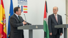 El ministro de Asuntos Exteriores, Unión Europea y Cooperación, José Manuel Albares (i), y el primer ministro palestino y responsable de Exteriores, Mohamed Mustafa (d). EP