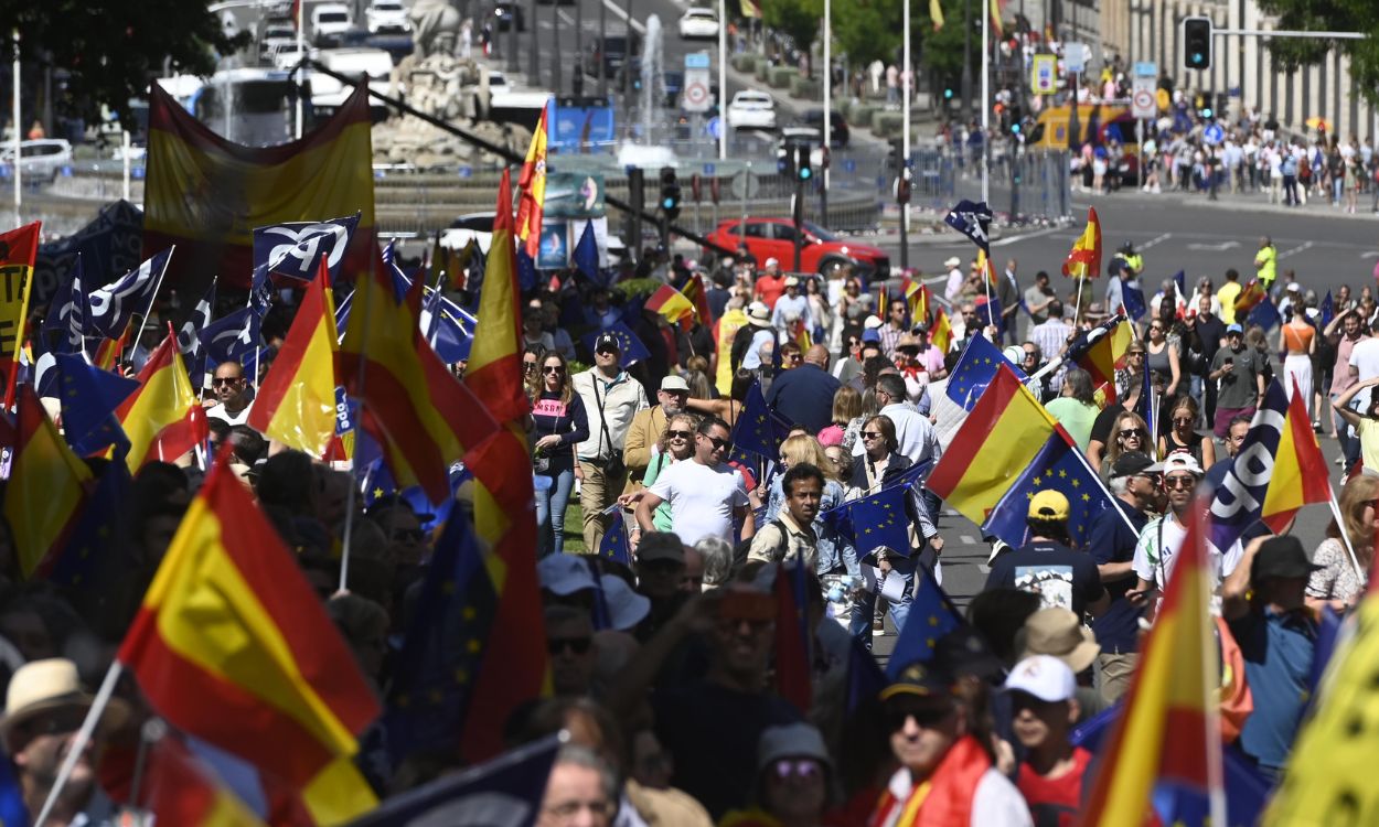 Decenas de personas durante una manifestación del PP, en la Puerta de Alcalá, a 26 de mayo de 2024, en Madrid (España).  EP