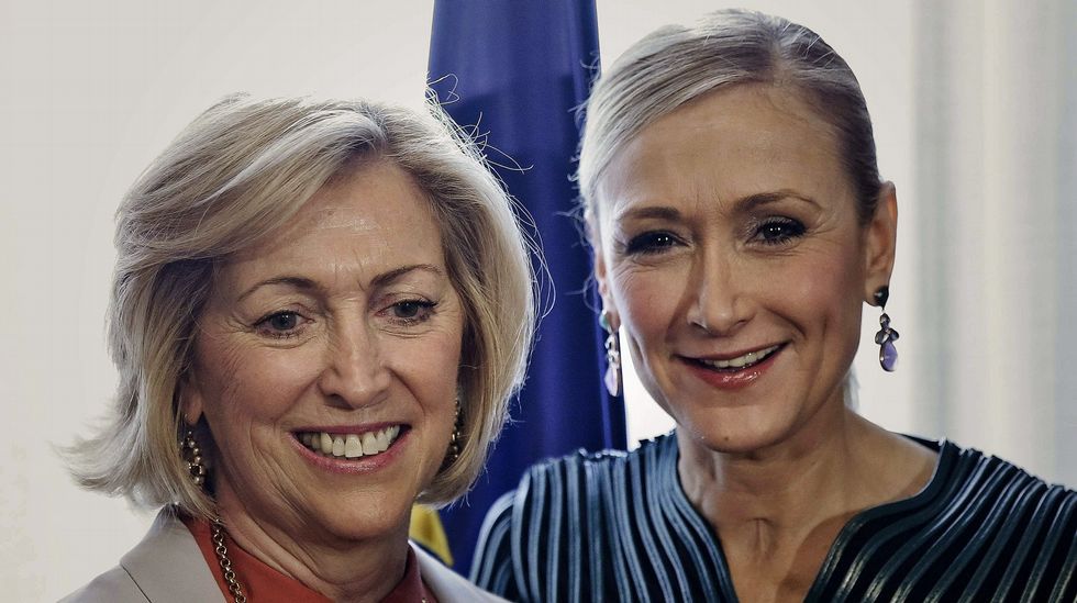 Conchita Dancausa, con su antecesora, Cristina Cifuentes... Las dos van a dejar huella en su paso por la Delegación del Gobierno en Madrid