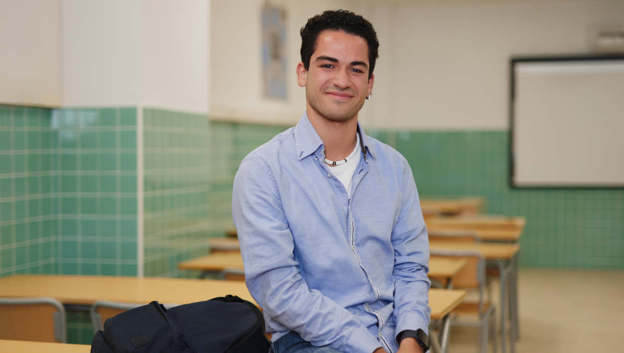 Cristian Morales, estudiante que ha financiado un grado de Ciencias del Mar con un préstamo de MicroBank