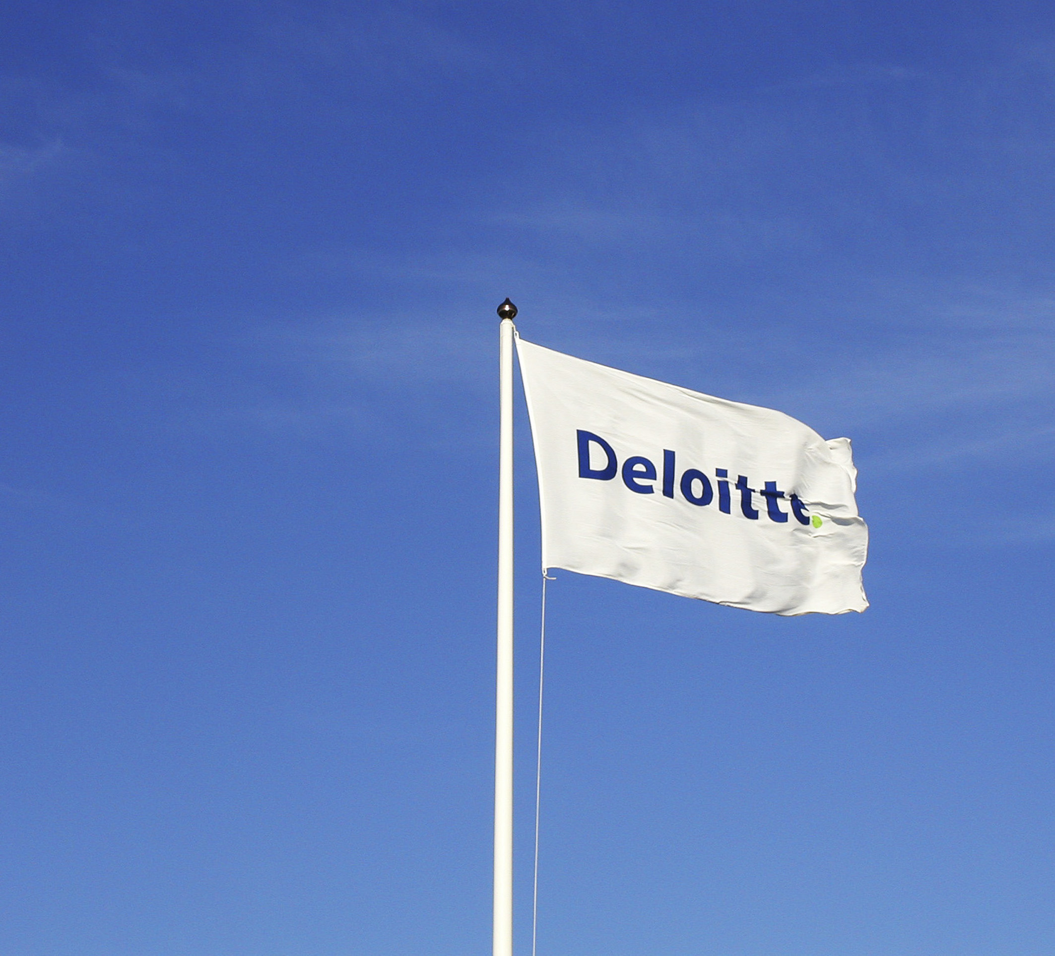 Bandera con el logotipo de  Deloitte. Fuente Delloite