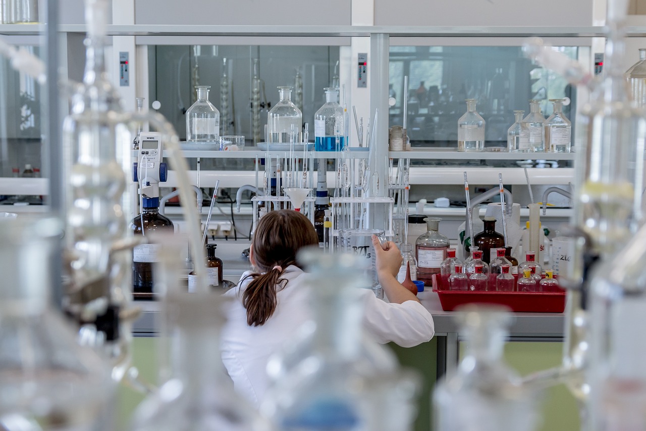 Imagen de recurso de una científica en un laboratorio. Pixabay.