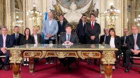 Javier Milei, presidente de Argentina, junto a su primer Gobierno, diciembre 2023. EP