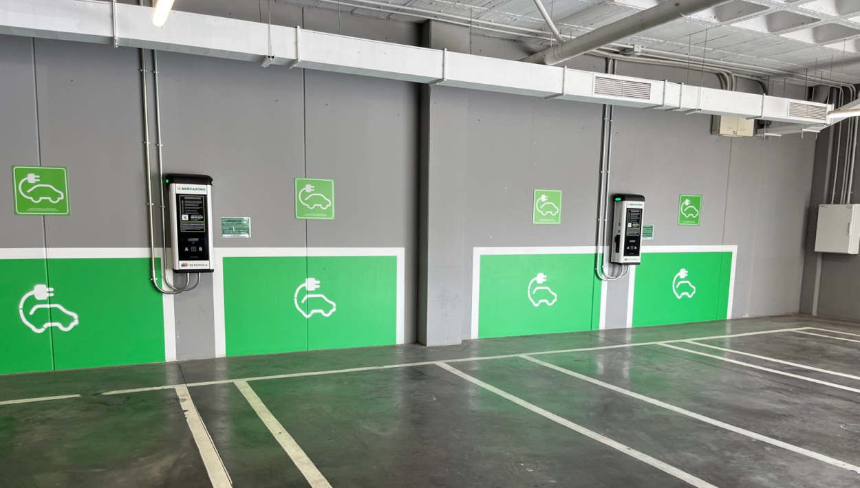 Varios puntos de recarga del vehículo eléctrico de Iberdrola en un supermercado de Mercadona