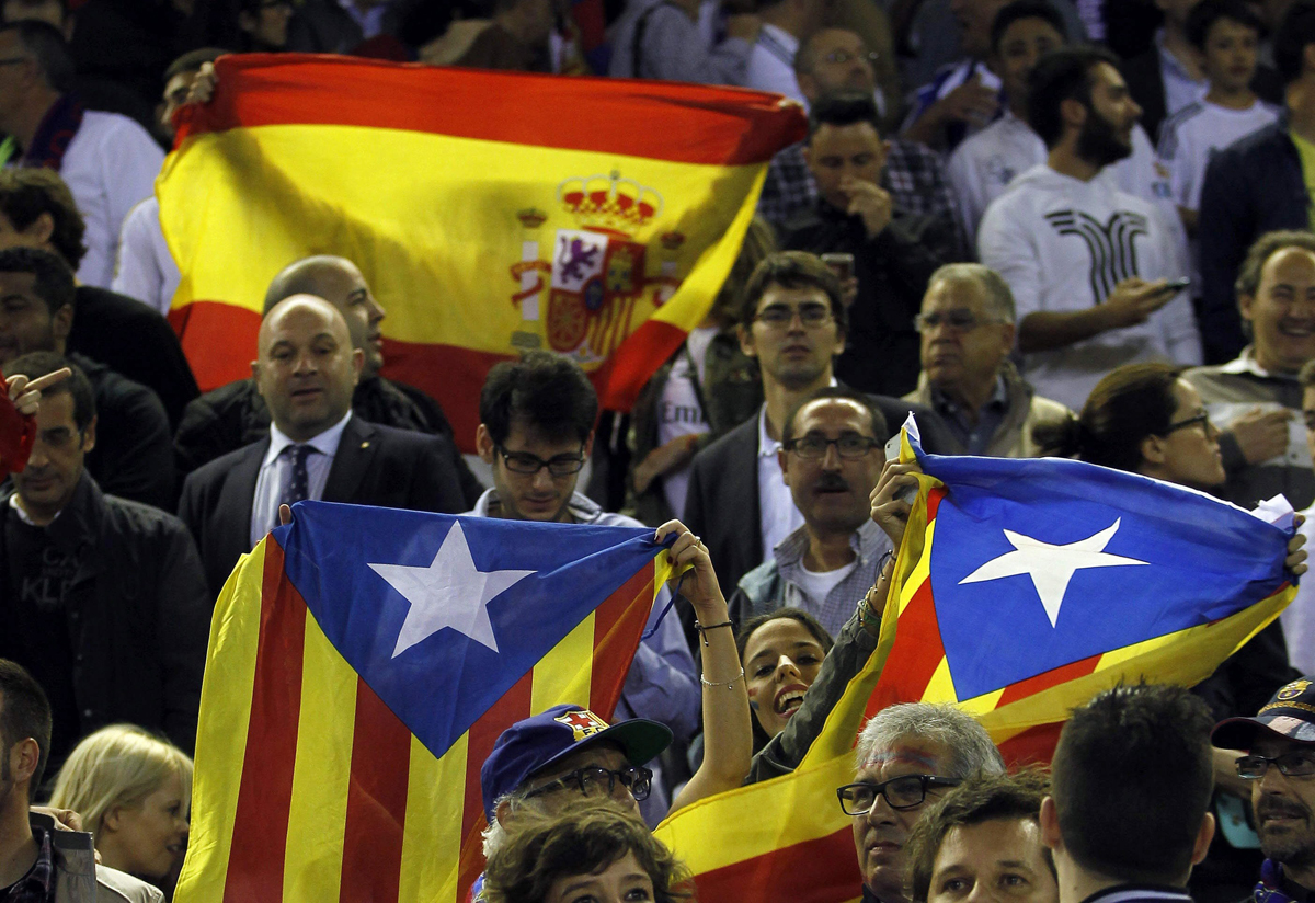 Aficionados del FC Barcelona con esteladas durante un partido
