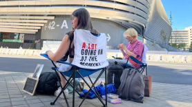 Fans de Taylor Swift hacen cola para el concierto a las puertas del estadio Santiago Bernabéu. EP