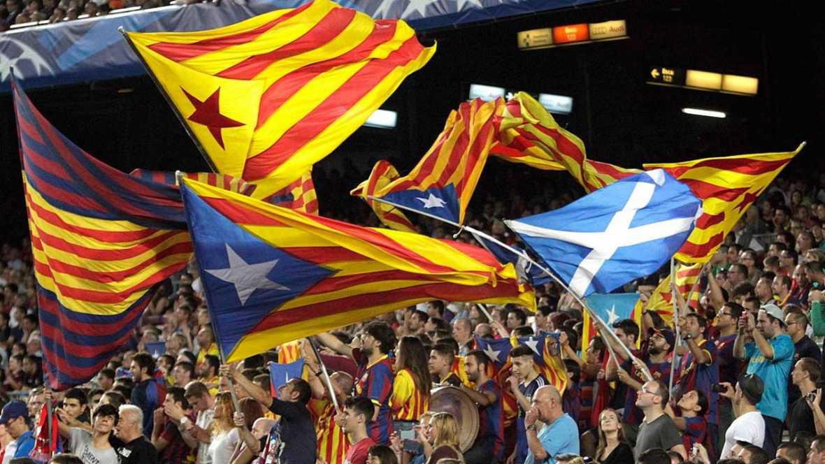 Esteladas y banderas de Escocia durante un partido del Barça. 