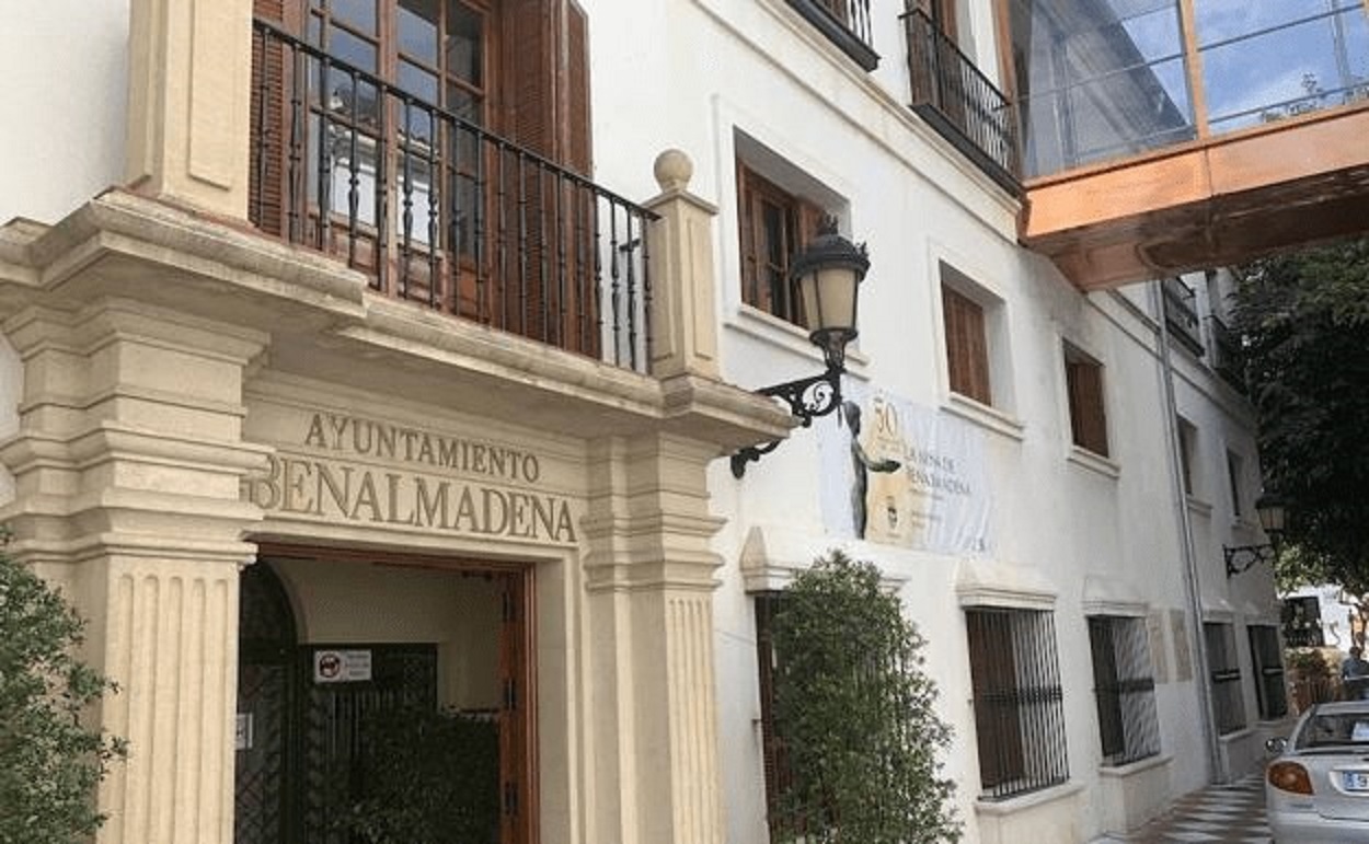 Fachada del ayuntamiento de Benalmádena.