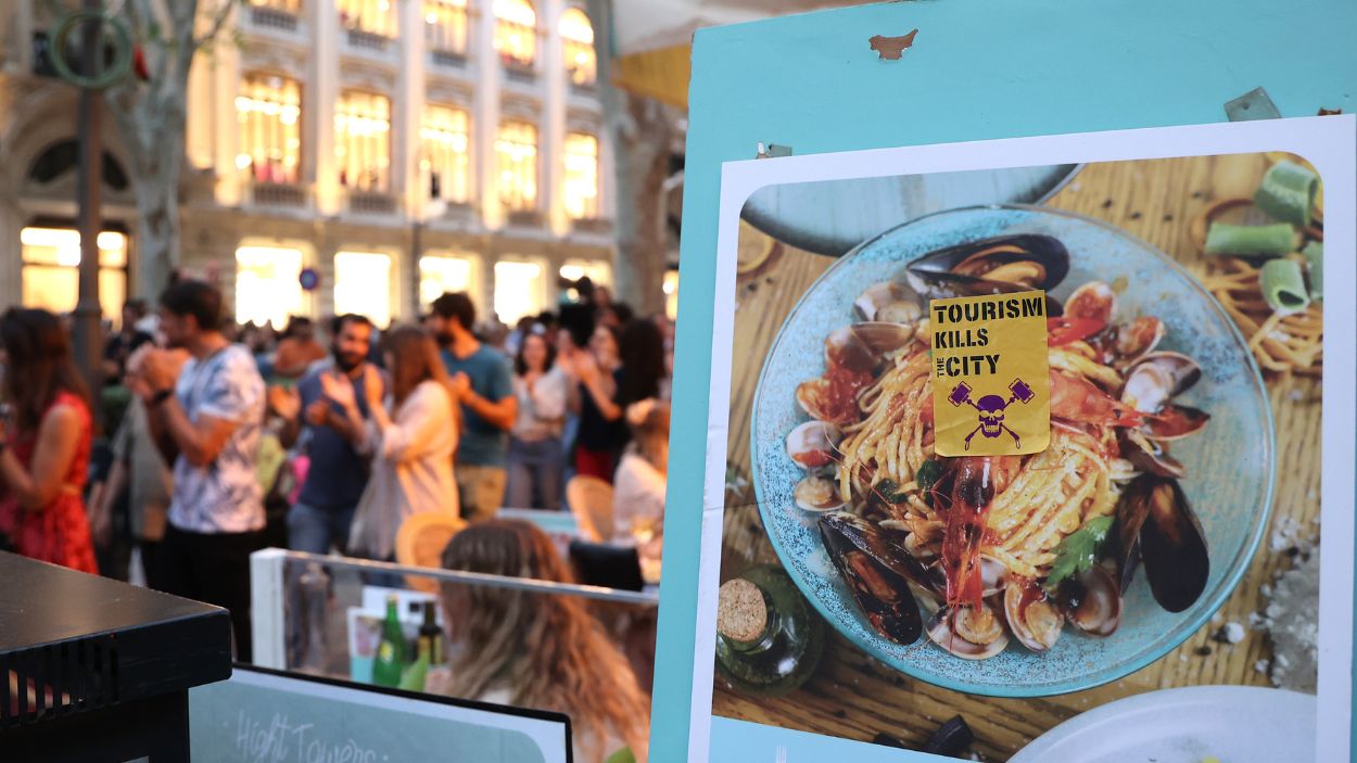 Decenas de manifestantes contra el turismo masivo en Palma de Mallorca. EP.