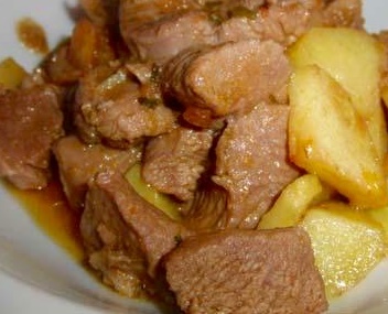 Estofado de patatas con pavo y ensalada de frutas