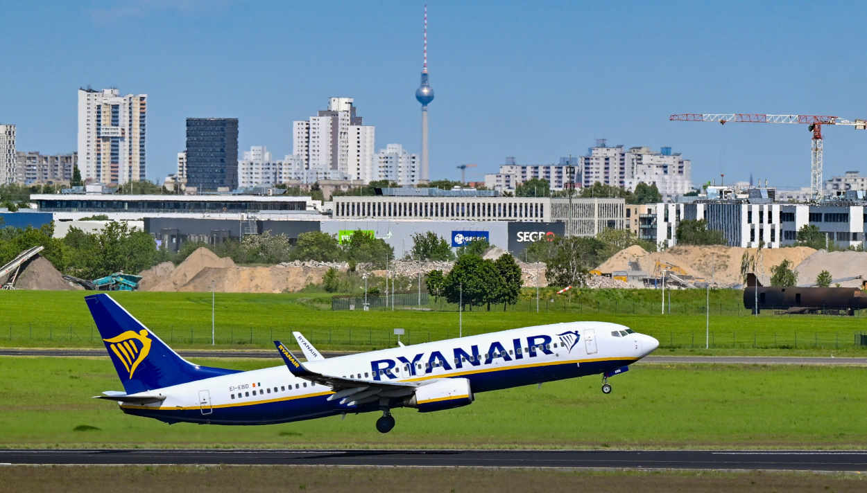 Un avión de Ryanair despega en el aeropuerto. EP
