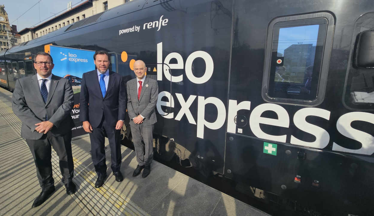 El presidente de Renfe, el ministro de Transportes español y el presidente de Leo Express hace apenas unas semanas. EP